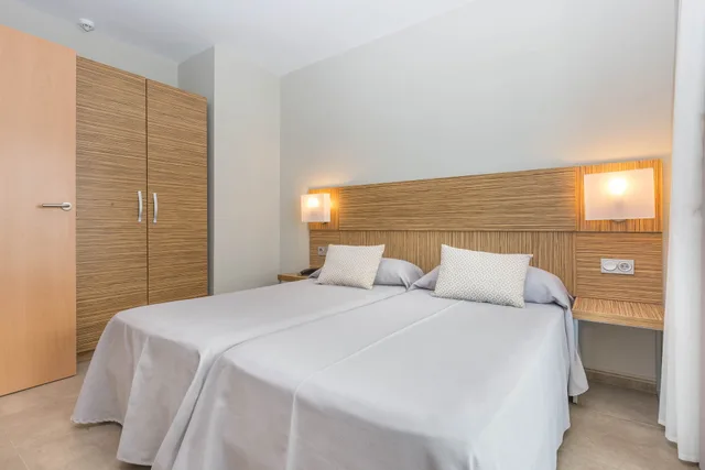 شقة سوبيريور ركنية بسريرين منفصلين بإطلالة على المسبح بغرفة نوم واحدة مع أريكة، Aparthotel Odissea Park 1/3