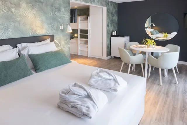 1 Bedroom, Family Suite, Queen and Twin Beds, Balcony, Hotel Saint Aygulf 4/7