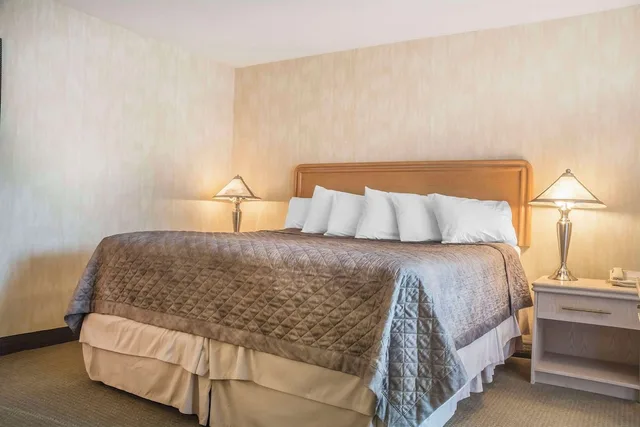 غرفة قياسية بسرير كينج، Rodeway Inn Fallsview Niagara Falls 2/3
