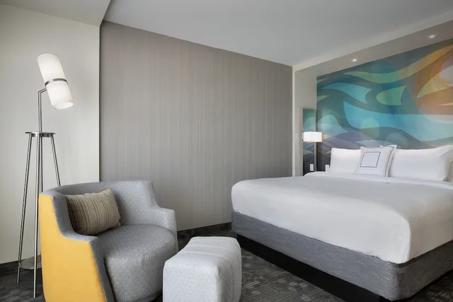 غرفة بسرير كينج في طابق مرتفع، Courtyard By Marriott Nanaimo 1/2