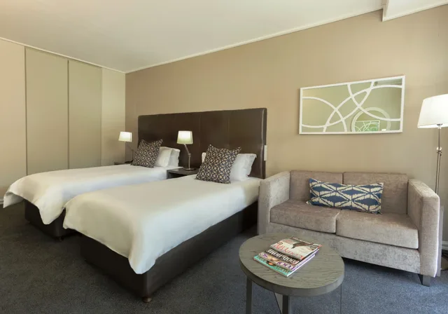 غرفة بسرير كينج بإطلالة جزئية على البحر، Lagoon Beach Hotel 7/10