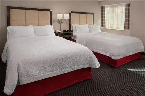 غرفة بسريرين مزدوجين، Hampton Inn and Suites Milwaukee Downtown 1/2