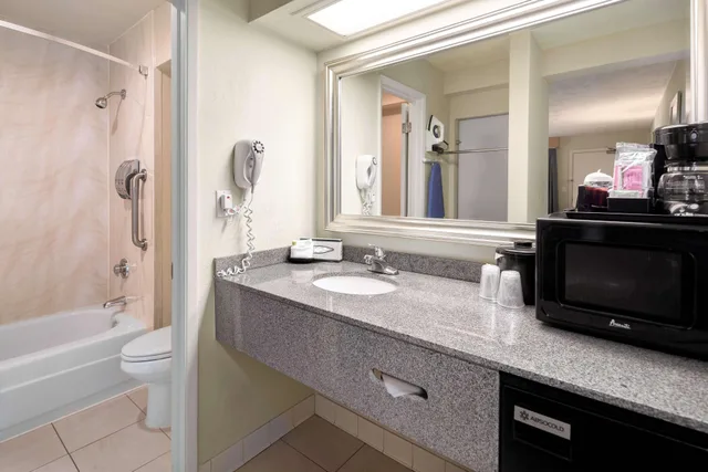 Suite, 2 Queen Beds, Dining Area, Sofa, Kitchenette, Top Floor، Hotel Nexus, BW Signature Collection 2/2