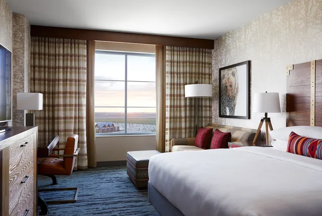 غرفة بسرير كينج بإطلالة على الجبل مع أريكة لذوي الإعاقة، Gaylord Rockies Resort & Convention Center 1/3