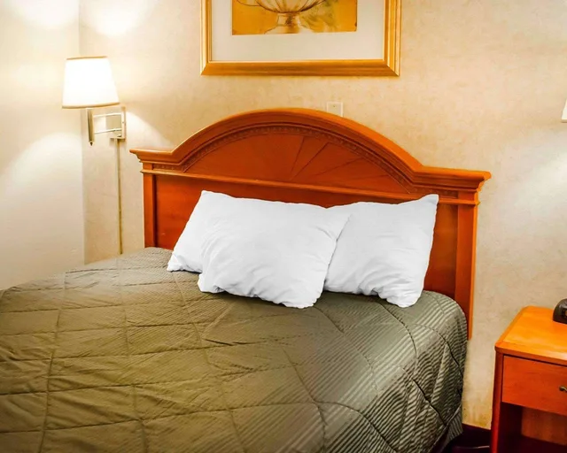 غرفة بسرير كوين، Rodeway Inn Dillsburg, PA 1/3
