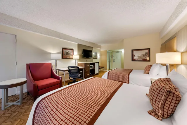غرفة بسريرين كوين، Best Western Plus Thousand Oaks Inn 4/8