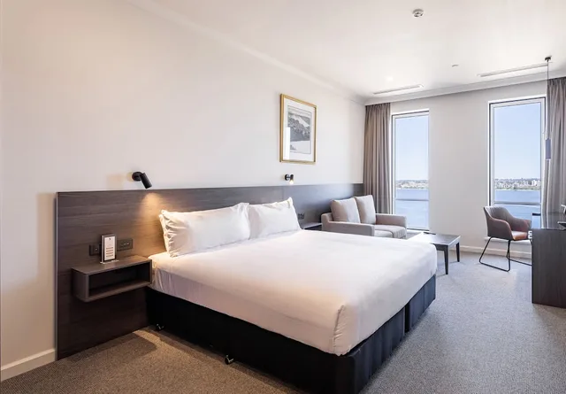 غرفة بريميير بسرير كينج بإطلالة على النهر، Duxton Hotel 2/4