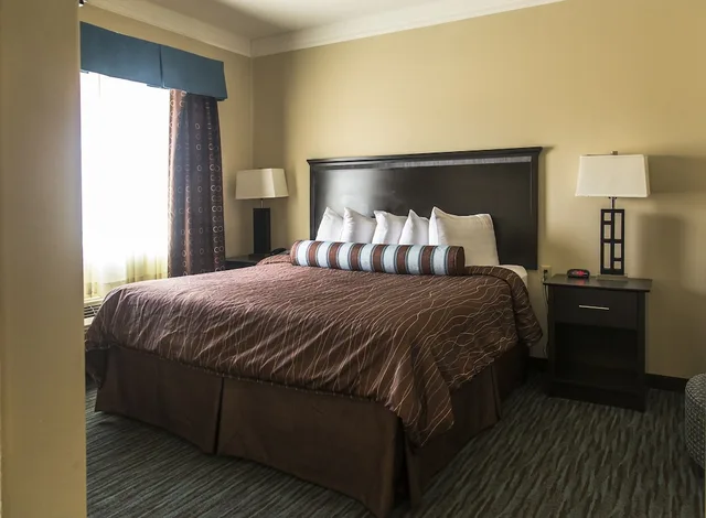 جناح بسرير كينج وسريرين كوين بغرفتي نوم، Red River Inn And Suites 4/7