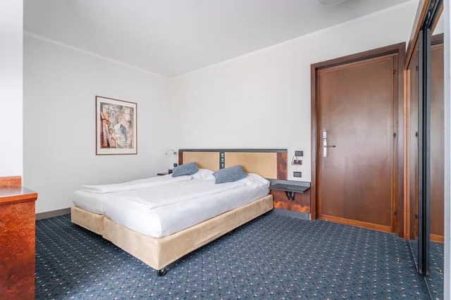 Room, Triple, Twin Beds, Sofa, Majestic Palace 1/3