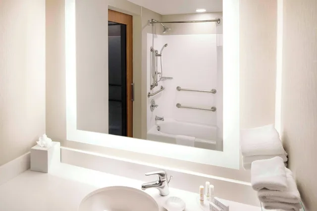 غرفة بسريرين كوين بإطلالة في طابق مرتفع، Springhill Suites Indianapolis Downtown 4/6