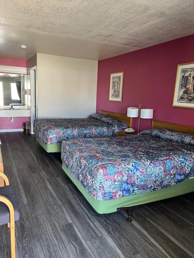غرفة بسرير كوين، Country Inn Motel 8/10
