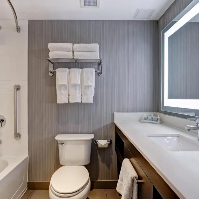 غرفة قياسية بسرير كينج وسريرين كوين، Holiday Inn Mississauga Toronto West 10/10