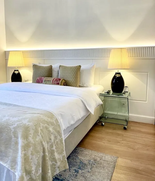 1 Bedroom, Luxury, Executive, Suite, Queen Bed, Old Square View, Sofa، Luxury Apartments Mondrian Market Square 4/10