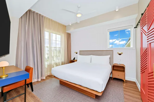 غرفة بسرير كينج بشرفة مع أريكة بمطبخ، Embassy Suites By Hilton Orlando Sunset Walk 3/10