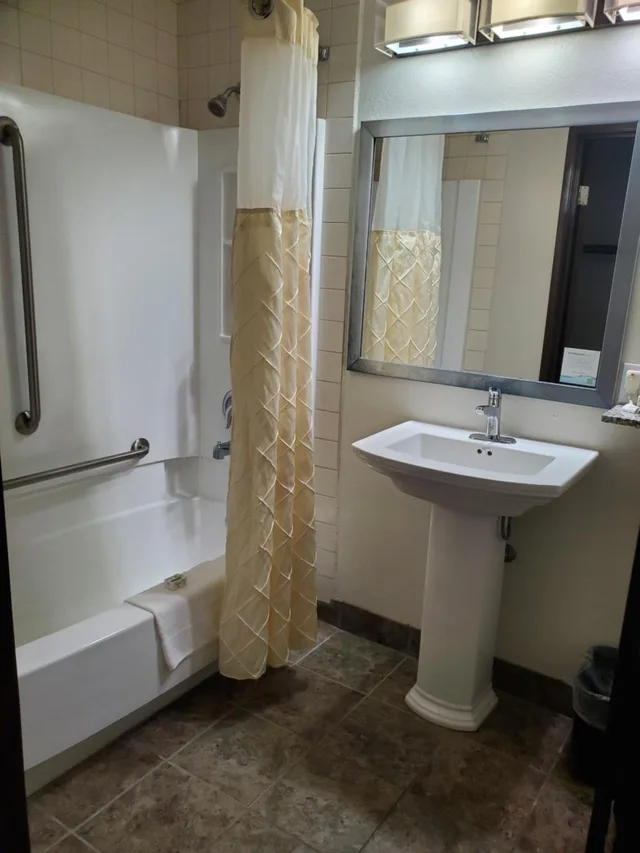 غرفة بسريرين كوين بحوض استحمام لذوي الإعاقة، La Quinta Inn Suites Salina 3/3