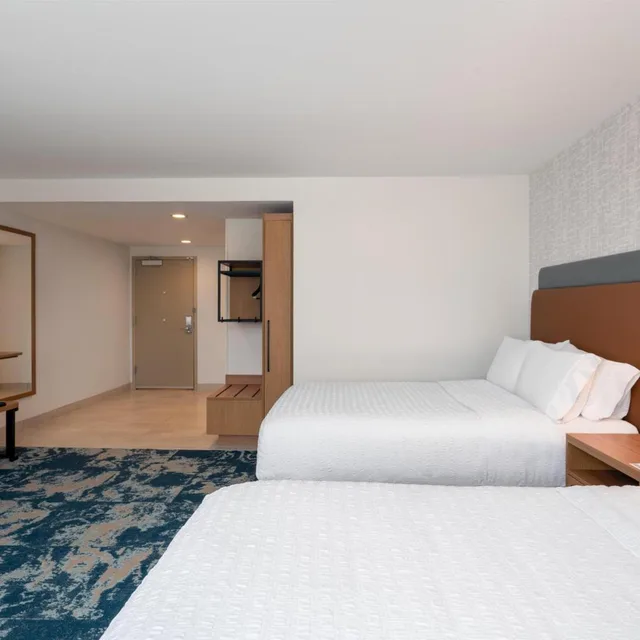 غرفة بسرير كينج وسريرين كوين بحوض استحمام لذوي الإعاقة، Hampton Inn & Suites Cadillac 2/2