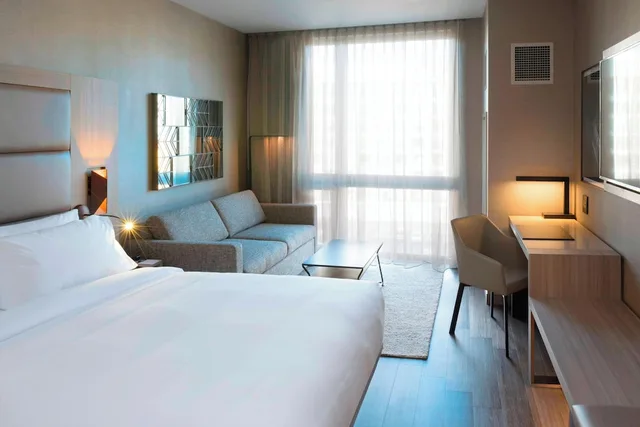 غرفة بسرير كينج مع أريكة لذوي الإعاقة، AC Hotel by Marriott Boston Downtown 1/2
