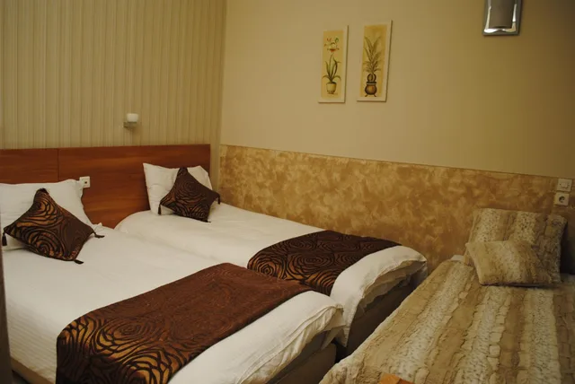 غرفة ثلاثية، Ideal Hotel 2/6