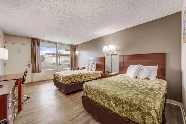 غرفة بسريرين مزدوجين، Econo Lodge Eden, NC 4/8