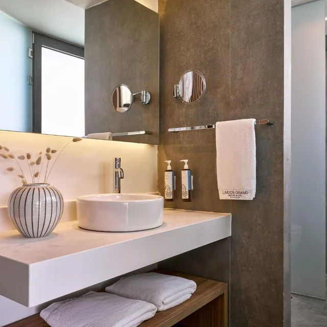 Junior Suite Deluxe Sea Front، Lindos Grand Resort and Spa - Adults Only 2/2