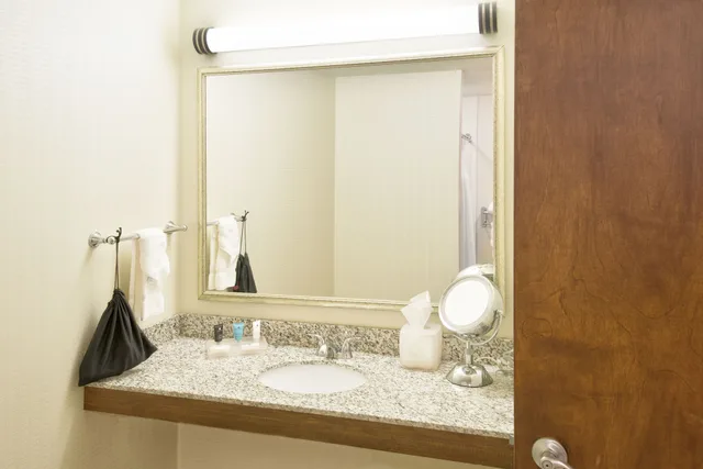 غرفة قياسية بسرير كينج مع أريكة، Crowne Plaza Indianapolis Airport 5/6
