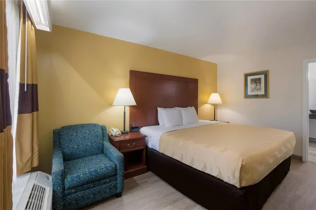 غرفة بسرير كينج للمدخنين لذوي الإعاقة، Quality Inn & Suites Greensboro near Lake Oconee 2/5