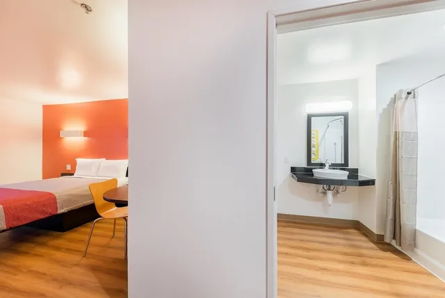 غرفة قياسية بسرير كوين، Motel6 Fort Worth, TX - North - Saginaw 8/10