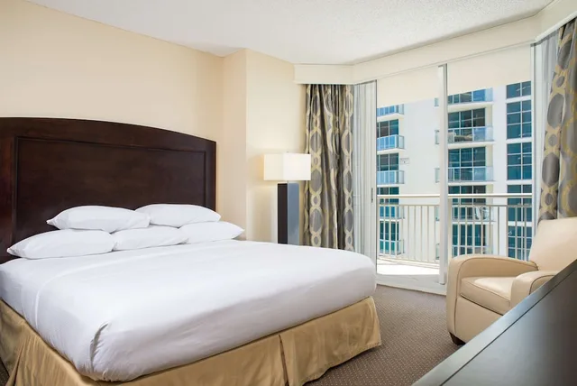 جناح بسرير كينج وسريرين مزدوجين بإطلالة على البحر بغرفتي نوم، Doubletree By Hilton Ocean Point Resort – North Miami Beach 1/7