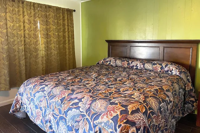 غرفة بسرير كينج لغير المدخنين، Oak Motel Modesto CA 3/10
