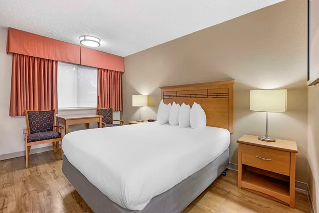 غرفة بسرير كوين يُسمح فيها بالحيوانات الأليفة، Best Western Aladdin Inn 1/4