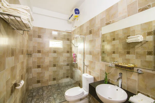 غرفة ديلوكس ثلاثية بإطلالة على المسبح، Phong Nha Lake House 4/4