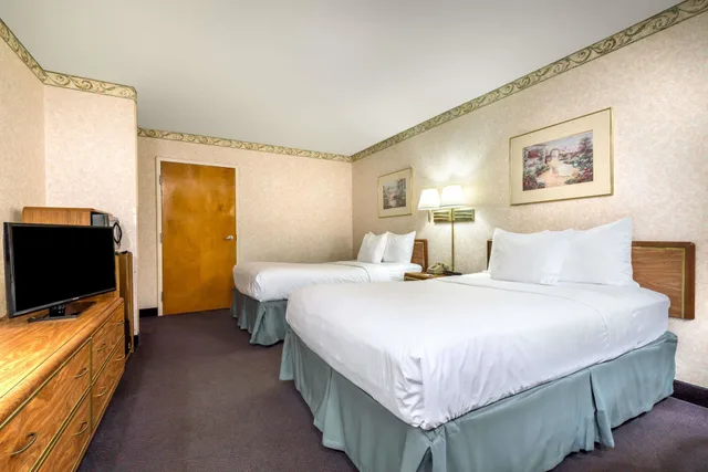 غرفة بسريرين مزدوجين يُسمح فيها بالحيوانات الأليفة للمدخنين لذوي الإعاقة، Days Inn By Wyndham Vineland 4/7