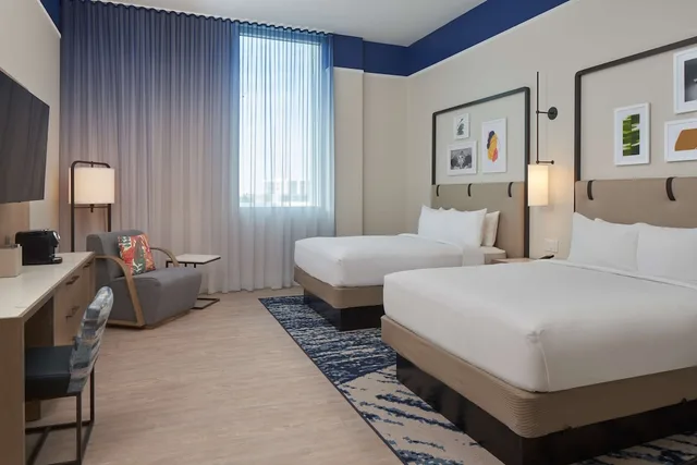 غرفة قياسية بسريرين كوين، Serena Hotel Aventura Tapestry Collection by Hilton 2/4