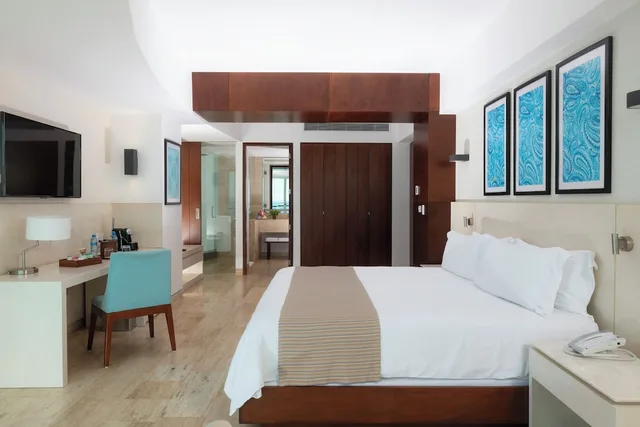 Altitude, Suite, King Bed, Partial View, Corner، Altitude By Krystal Grand Punta Cancun All Inclusive 1/10