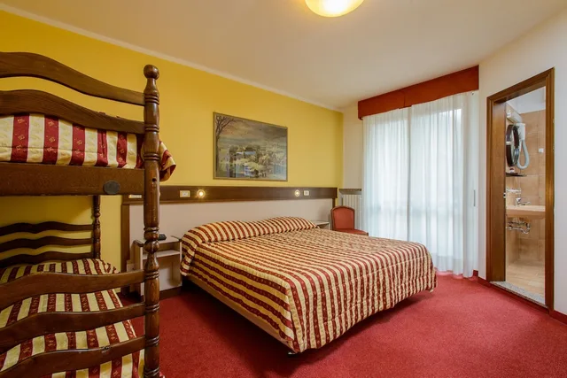 غرفة قياسية رباعية بسرير مزدوج وسرير بطابقين، Hotel Papa 2/3
