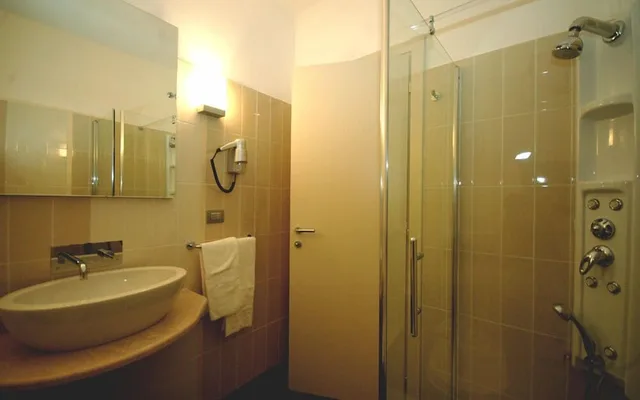 غرفة عائلية بسرير كوين وسريرين منفصلين بشرفة، Hotel Langhe & Monferrato 5/5