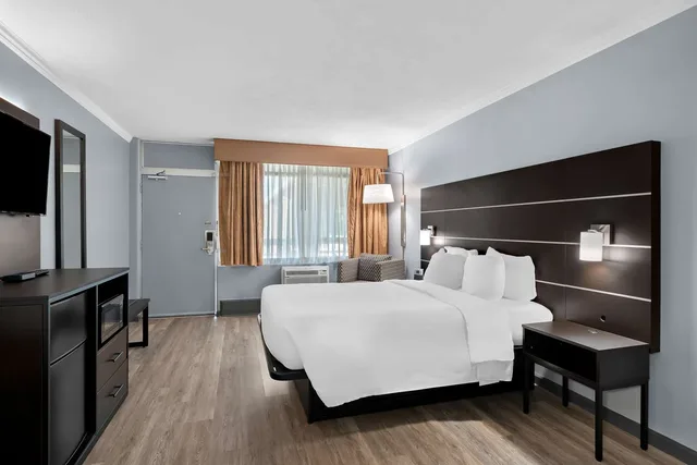 غرفة تنفيذية بسرير كوين، SureStay Plus Hotel By Best Western Brandywine Valley 1/7