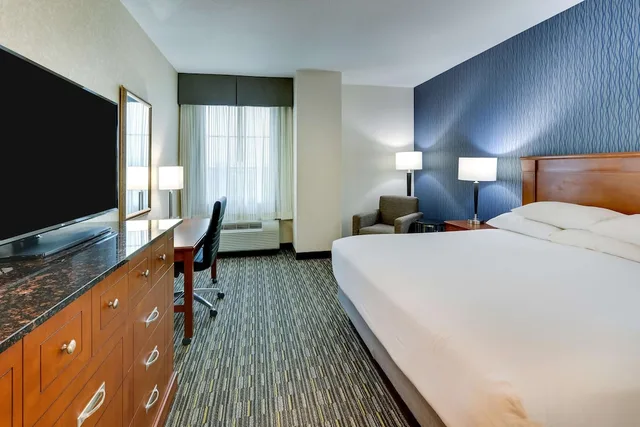 جناح بسرير كينج بغرفتين مع أريكة في طابق مرتفع، Drury Inn and Suites Sikeston 2/6