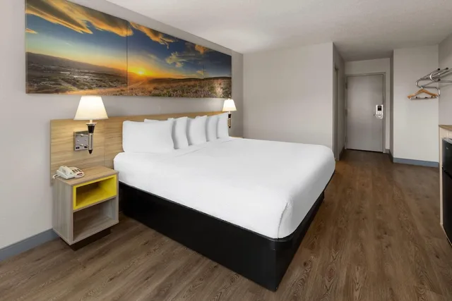 غرفة بسرير كينج، Days Inn By Wyndham Cambridge 2/10