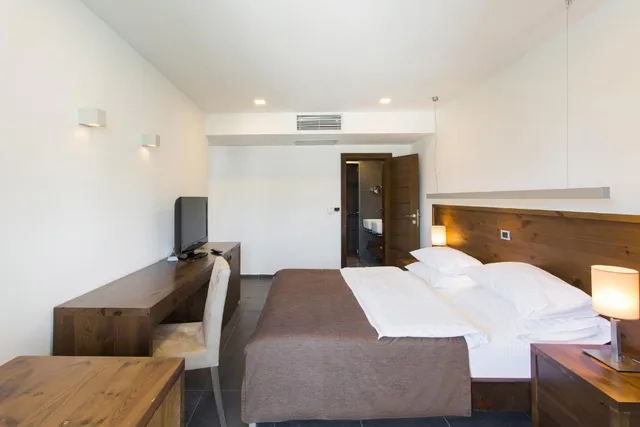 غرفة سوبيريور بسرير مزدوج بشرفة، Avala Resort and Villas 2/2