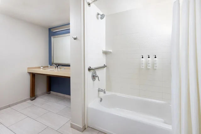 غرفة ديلوكس بسرير كينج بإطلالة على الحديقة، Fairfield Inn Suites Key West At the Keys Collection 4/6