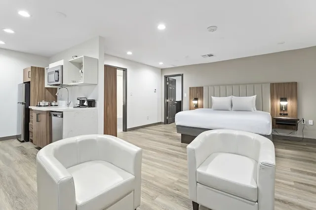 Suite, 2 King Beds, Baymont by Wyndham Beaumont 3/6