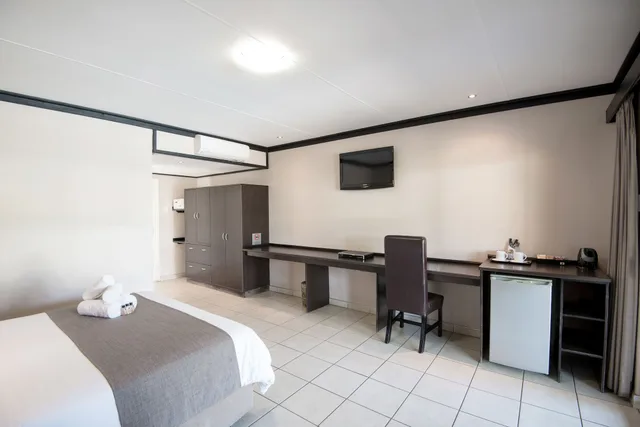 Luxury, Queen Bed, Pool View, Arebbusch Travel Lodge 4/8