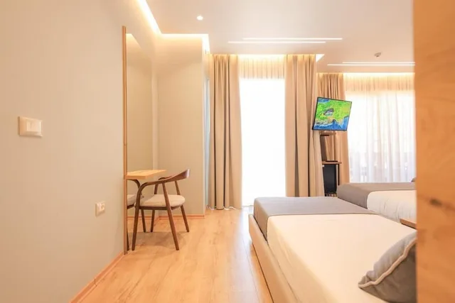 غرفة ديلوكس ثلاثية بسرير كوين وسرير فردي بشرفة بإطلالة جزئية على البحر، Hotel Apollon 3/4