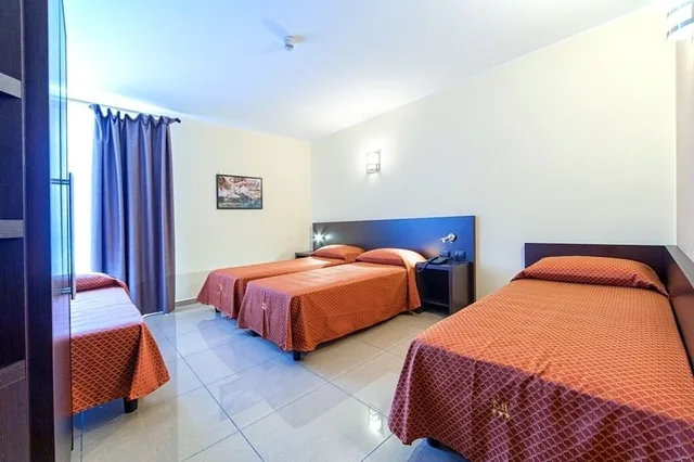 غرفة قياسية بسرير كوين بشرفة، HOTEL TIEMPO 1/5
