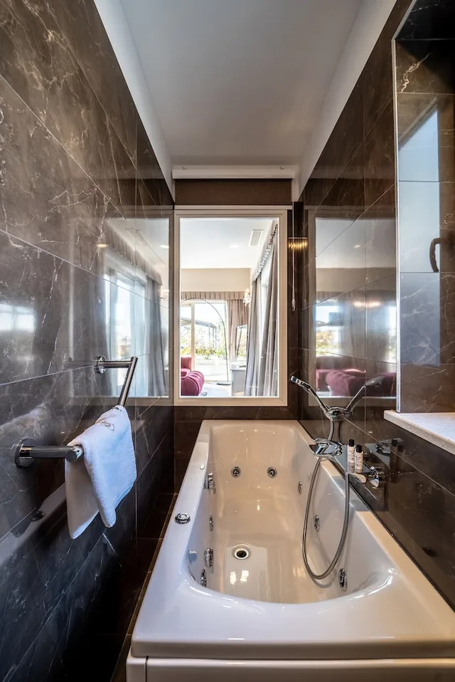 Deluxe, Suite, King Bed, Sea View, Sofa, Wine Residence Cattunar 6/6