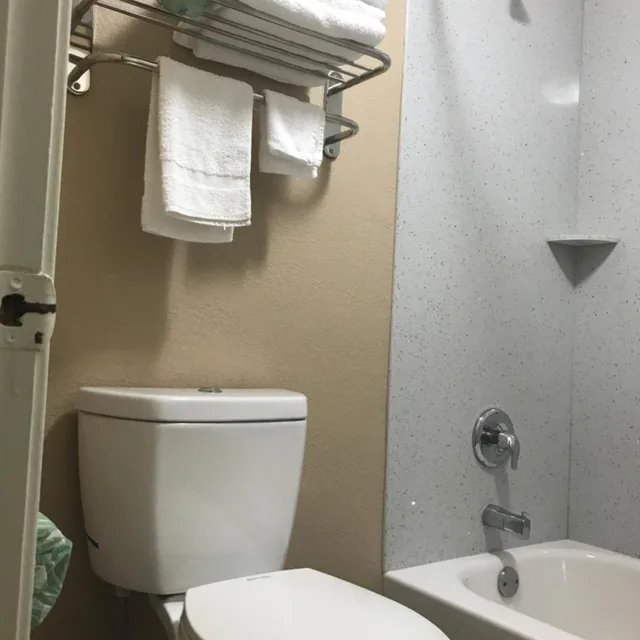غرفة ديلوكس بسرير كينج وسرير كوين، Siesta Inn McAllen 4/8