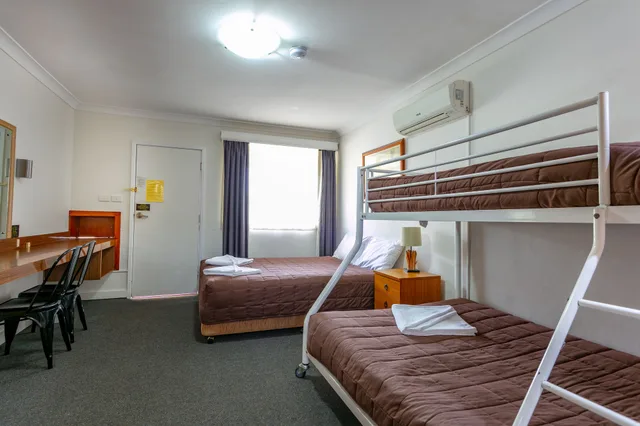 Deluxe, Family, 1 Double and 3 Single Beds، Hunter Valley Motel 1/6