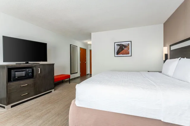 غرفة بسرير كينج لذوي الإعاقة، Hampton Inn Akronsouth 1/5