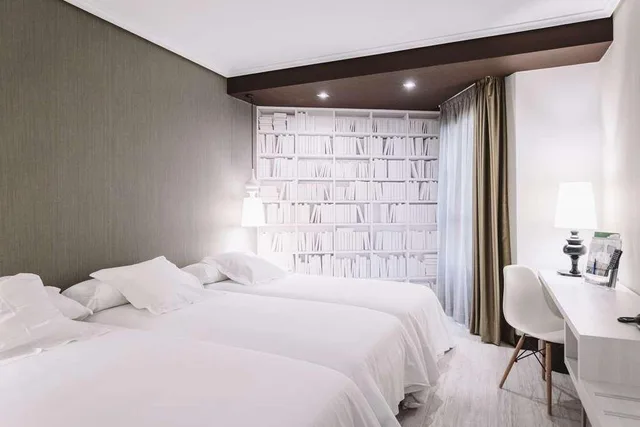 Room, Triple, 3 Beds, Abando 1/4